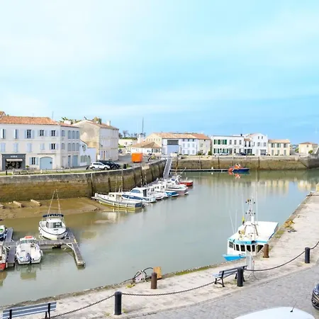 With 3 Windows Overlooking The Port Of St Martin De Re Apartment *