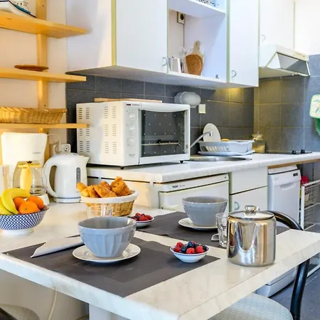 With 3 Windows Overlooking The Port Of St Martin De Re Saint-Martin-de-Ré