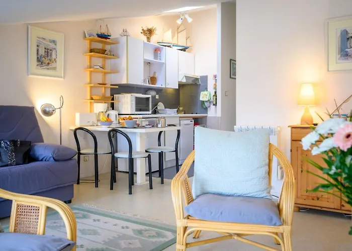 With 3 Windows Overlooking The Port Of St Martin De Re Lägenhet *