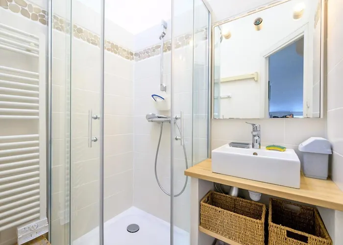 With 3 Windows Overlooking The Port Of St Martin De Re Lägenhet